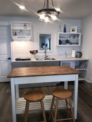 Kjøleskap, mikrobølgeovn, ovn og kokeplater