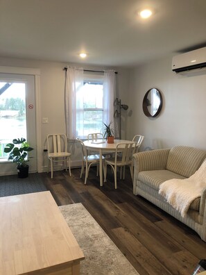 TV - The Lower Deck Ocean Escape /Paddle Boards, Kayaks and Bikes (East Chester)