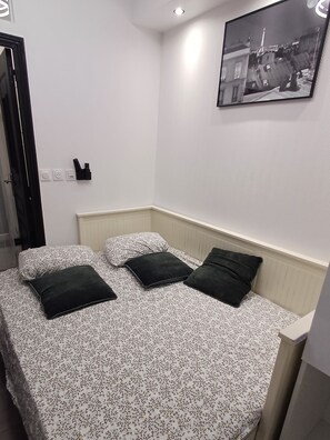 1 chambre, fer et planche à repasser, Wi-Fi gratuit, draps fournis