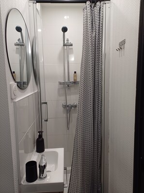 Kostenlose Toilettenartikel, Handtücher, Seife, Toilettenpapier