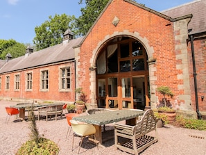 Outdoor dining - Chetwynd Lodge (Stafford)