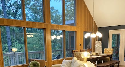 Peaceful Pines, luxury 4-bed, mid-century cabin