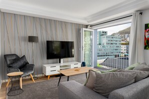 TV - Top Floor Apartment with Majestic Mountain Views (Cape Town)