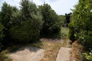 Property grounds - Peaceful 2 Bedroom House w/Free Parking + Sea View, close to the South Downs (Brighton and Hove)