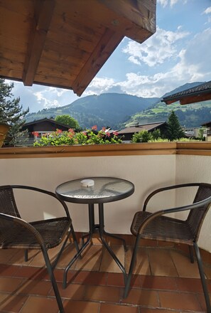 Standard Double Room | Balcony view - Hotel Landhaus Zell am See (Zell am See)