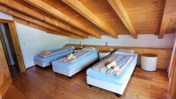 Family Suite | Desk, free WiFi, bed sheets