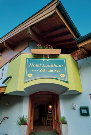 Front of property - Hotel Landhaus Zell am See (Zell am See)
