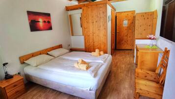 Standard-Doppelzimmer | Schreibtisch, kostenloses WLAN, Bettwäsche