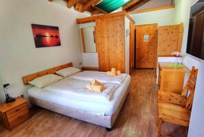 Standard Double Room | Desk, free WiFi, bed sheets - Hotel Landhaus Zell am See (Zell am See)
