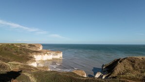 A coastal landscape with cliffs and a clear view of the sea. - Highcliffe Cottage (Bridlington)