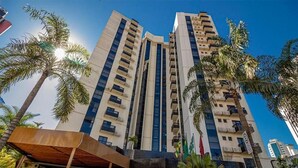A high-rise hotel with multiple floors, balconies, and a modern architectural design. - Sun Square Suítes Hotel By Lual (Goiânia)