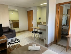 Superior Room | Living room | Flat-screen TV - Sun Square Suítes Hotel By Lual (Goiânia)