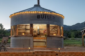 Property grounds - Cozy Cabin|Firepit,Mountain Views|Near Wineries (Paonia)