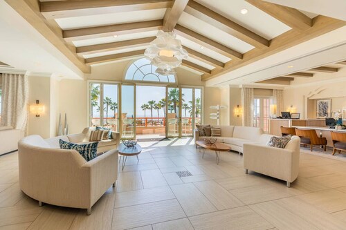 Situated on a majestic bluff overlooking Laguna Beach and the Pacific Ocean