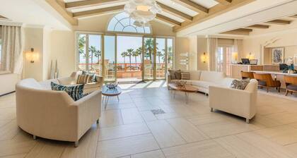 Situated on a majestic bluff overlooking Laguna Beach and the Pacific Ocean