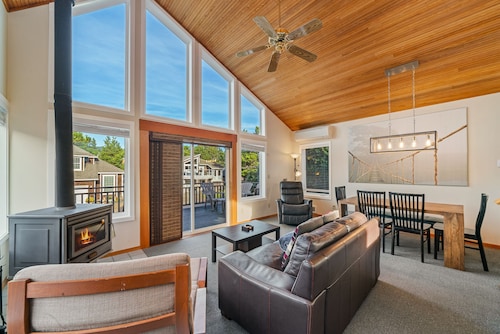 Stargazer-1/2 blk to the beach and golf course, ocean view from deck MCA#251