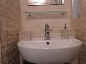 Apartment | Bathroom | Shower, hair dryer, towels - Heritage 4-stars Apartment Kyra, Pitve Hvar (Jelsa)