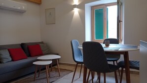 Un espace repas comprenant une table, des chaises et un canapé.