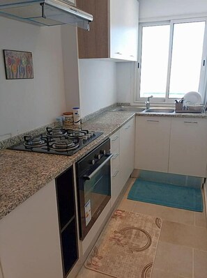 Frigorífico, microondas, horno y placa de cocina