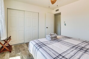 2 bedrooms, desk, iron/ironing board, WiFi