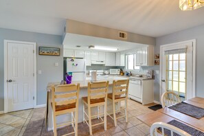 Frigorifero, microonde, piano cottura, lavastoviglie