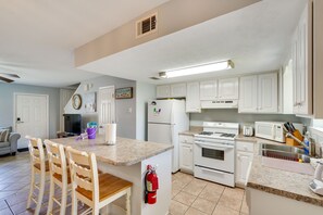 Frigorifero, microonde, piano cottura, lavastoviglie