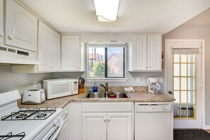 Kühlschrank, Mikrowelle, Herdplatte, Geschirrspüler