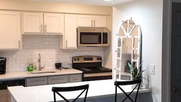 Frigorífic, microones, forn i placa de cuina