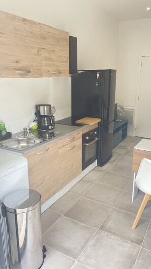 Fridge, microwave, oven, stovetop - Logement à Sollies Pont (Solliès-Pont)