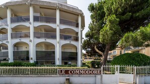Un immeuble à plusieurs étages sur lequel on peut lire l’inscription « LE COMMODORE ».