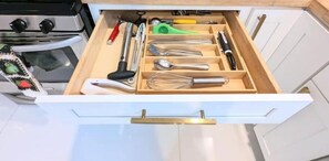 Fridge, microwave, oven, stovetop - Luxury scenic retreat w/ 5 bdrm and sleeps 10. Close to everything (Lindenwold)