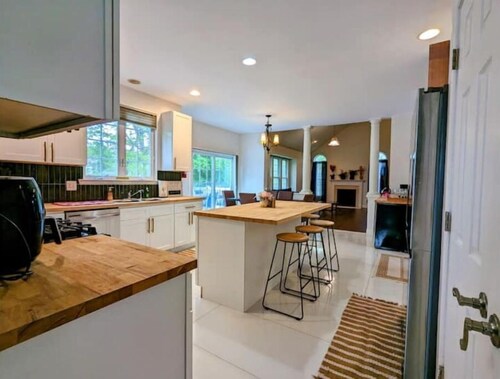 Luxury scenic retreat w/ 5 bdrm and sleeps 10. Close to everything