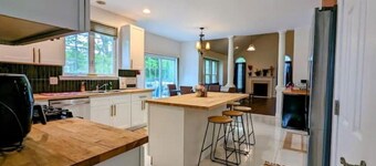 Luxury scenic retreat w/ 5 bdrm and sleeps 10. Close to everything