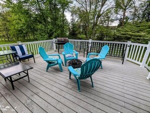 Terrace/patio - Luxury scenic retreat w/ 5 bdrm and sleeps 10. Close to everything (Lindenwold)