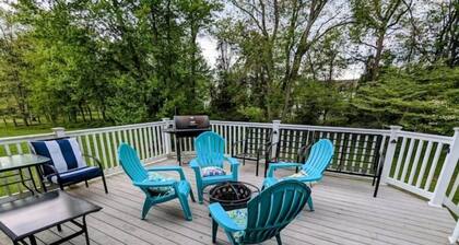 Luxury scenic retreat w/ 5 bdrm and sleeps 10. Close to everything