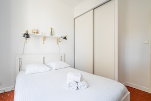 1 habitación, tabla de planchar con plancha, wifi gratis y ropa de cama