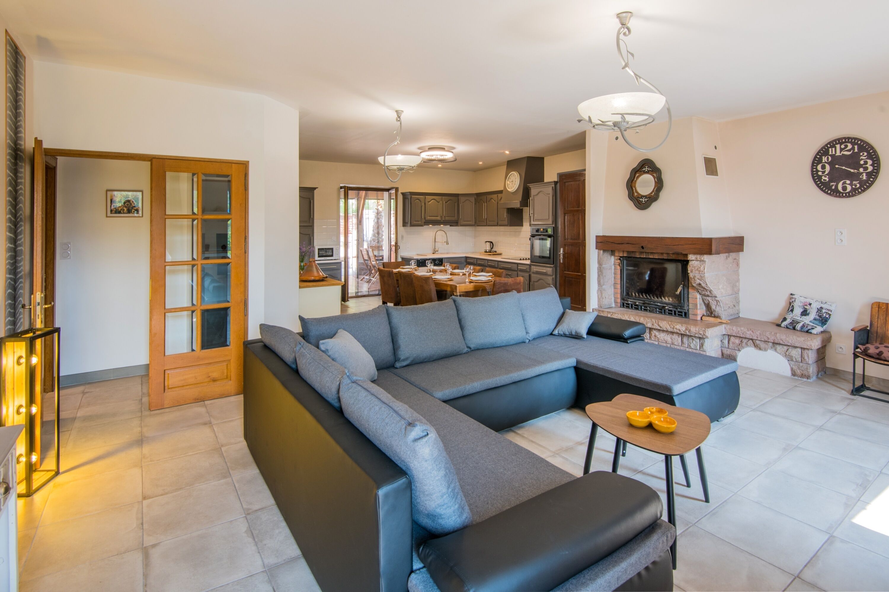 Een televisie en een open haard