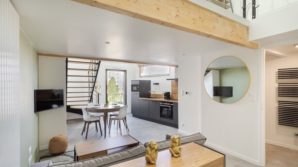A modern interior with a dining area, kitchen, and living space. - Le Saint Martin 1 - Bel appartement moderne et confortable (Rennes)