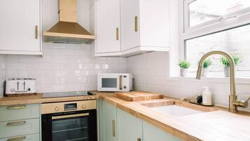 House | Private kitchen | Fridge, microwave, oven, stovetop