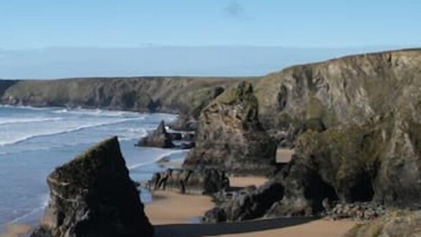 A coastal landscape with rocky cliffs, a sandy beach, and the ocean. - Cornish Holiday - 91 Hengar Manor (St Tudy)