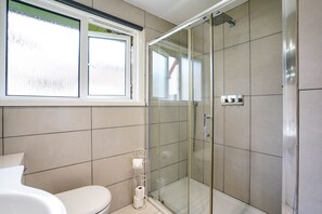 Hair dryer, towels, soap, toilet paper - Cornish Holiday - 91 Hengar Manor (St Tudy)
