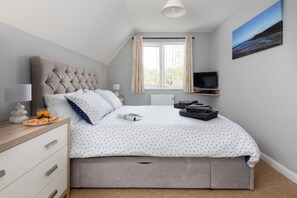 3 bedrooms, iron/ironing board, WiFi, bed sheets - Cornish Holiday - 100 Hengar Manor (St Tudy)