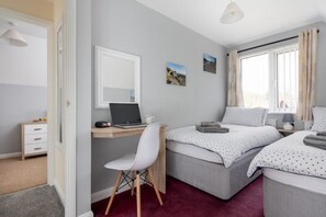 3 عدّة غرف نوم ومكواة/لوح كي وواي فاي وملاءات أسرّة