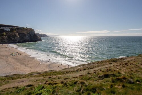 Cornish Holiday Home - Bodannon
eco House Sleeps 8 With Private Hot tub