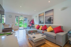 Smart TV, DVD player - Cornish Holiday Home - Bodannon
Eco house sleeps 8 with private Hot tub. (Porthtowan)