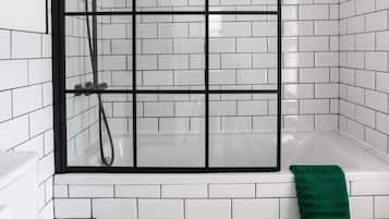 House | Bathroom | Combined shower/bathtub, deep-soaking bathtub, hair dryer, towels