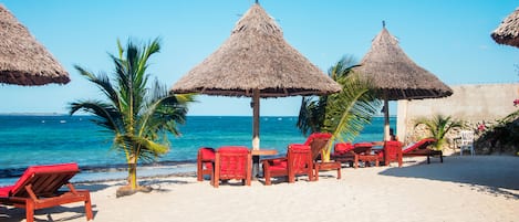 Accommodatie ligt op het strand, wit zand, een strandbar