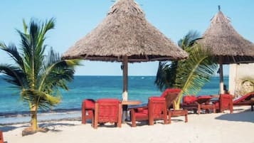 Sulla spiaggia, sabbia bianca, un bar sulla spiaggia