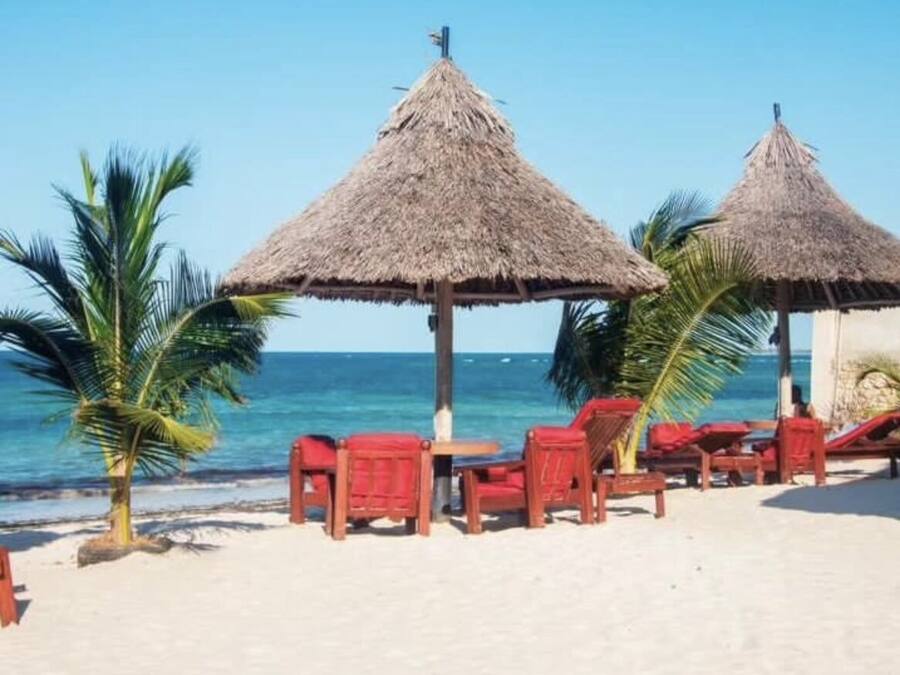Am Strand, weißer Sandstrand, Strandbar