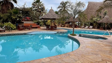 Außenpool, geöffnet von 08:00 Uhr bis 21:00 Uhr, Sonnenschirme